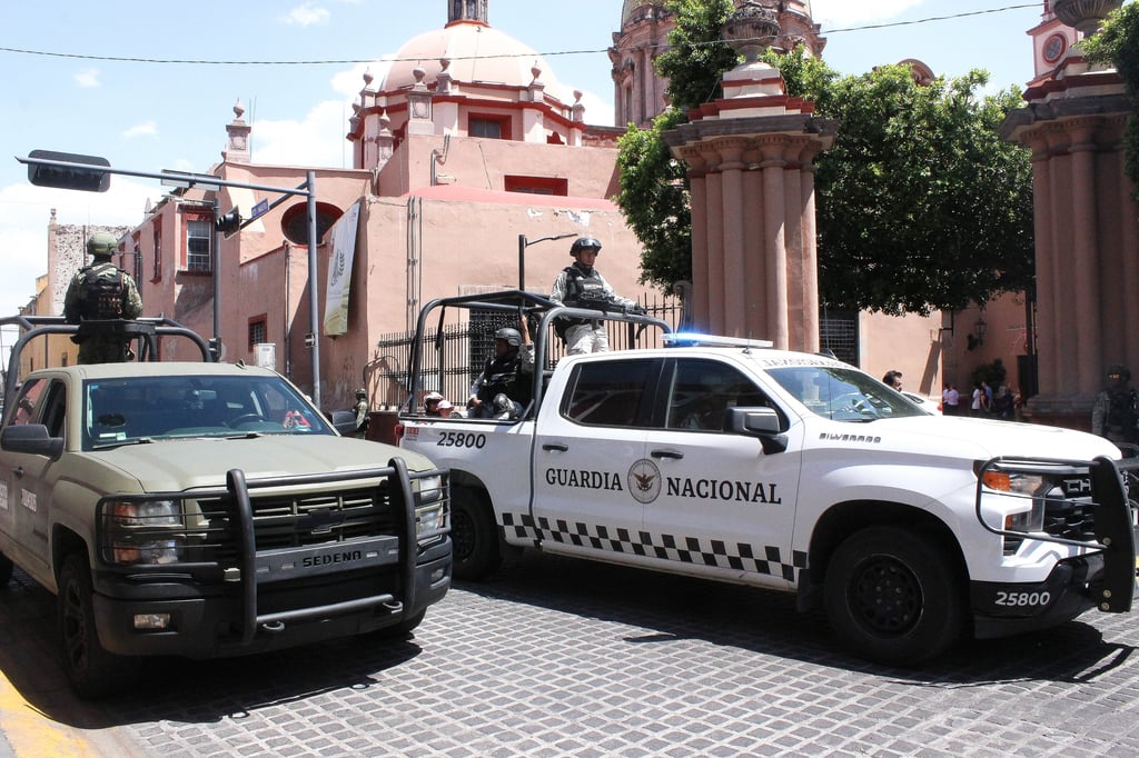 Agentes de la Guardia Nacional y el Ejercito Mexicano hacen presencia en el lugar donde se realiza el funeral de la aspirante a alcaldesa Bertha Gisela Gaytán, asesinada a balazos tras su primer mitin de campaña en la comunidad de San Miguel Octopan, este lunes en la Catedral del municipio de Celaya (México). 