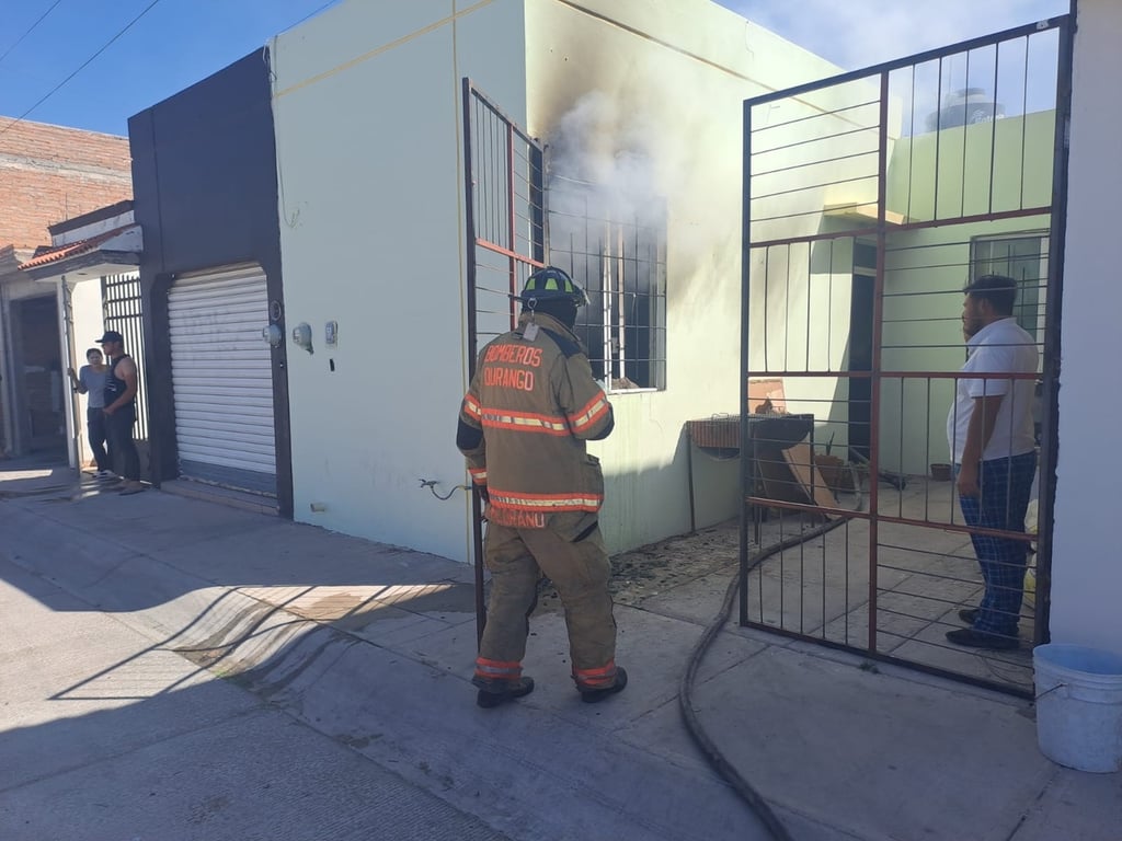 Acción. Bomberos de Durango evitaron que el fuego se propagara a más habitaciones de un hogar.