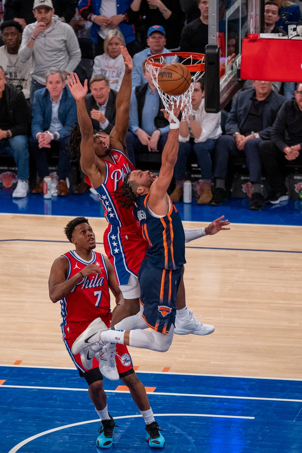 Entrega. El corazón de los Knicks les lleva a Filadelfia con 2-0.