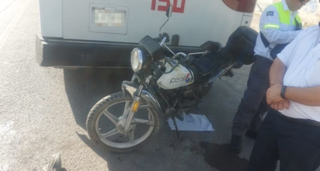 Motociclista se impacta contra autobús en Gómez Palacio