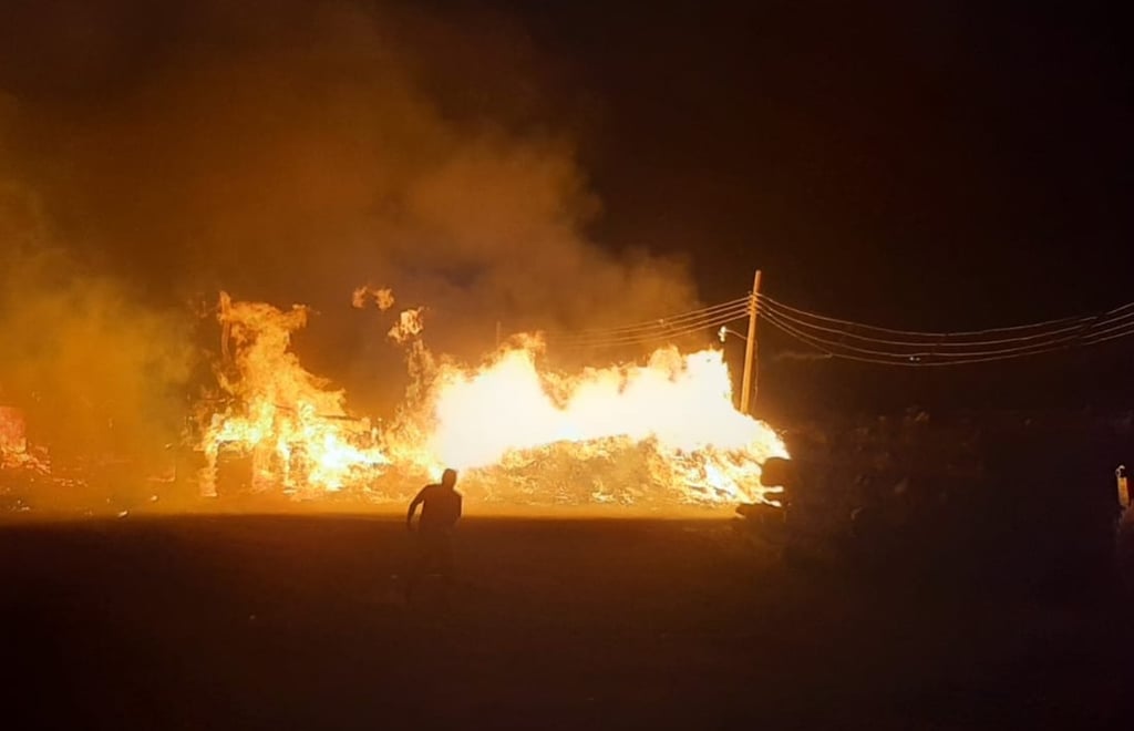 Un incendio en un aserradero ubicado en la carretera a Mazatlán dejó cuantiosos daños materiales