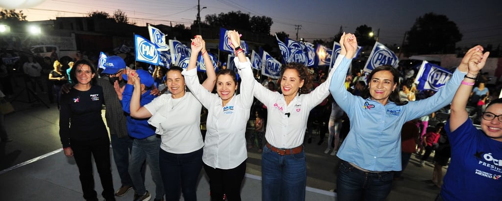 Gina Campuzano, Paty Jiménez y Gaby Vázquez recibieron apoyo de los habitantes que se concentraron en El Saltito.