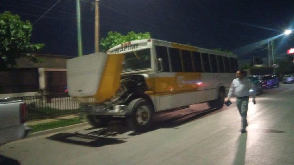 Acción. El conductor de un autobús provocó un accidente en Gómez Palacio y huyó.