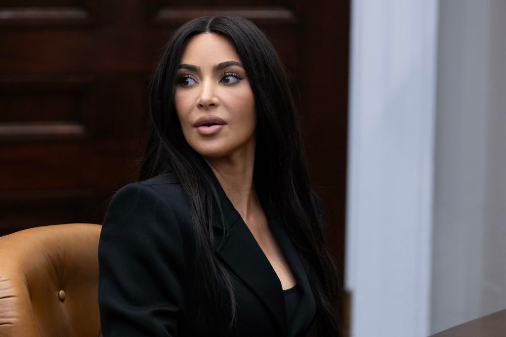 Kim Kardashian participó este jueves en un acto en la Casa Blanca con la vicepresidenta, Kamala Harris, para hablar sobre las personas perjudicadas por el sistema judicial  (FOTO: EFE/EPA/MICHAEL REYNOLDS / POOL)