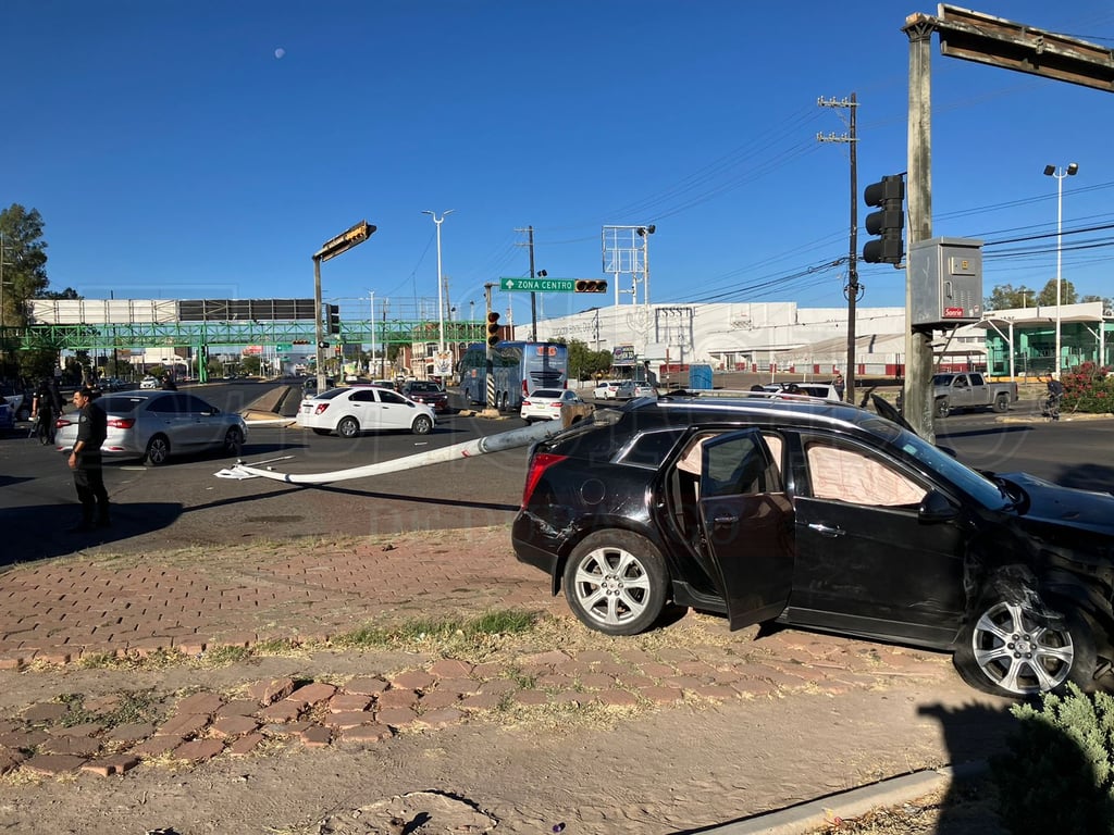 Camioneta choca contra dos postes y dos carros en bulevar Francisco Villa