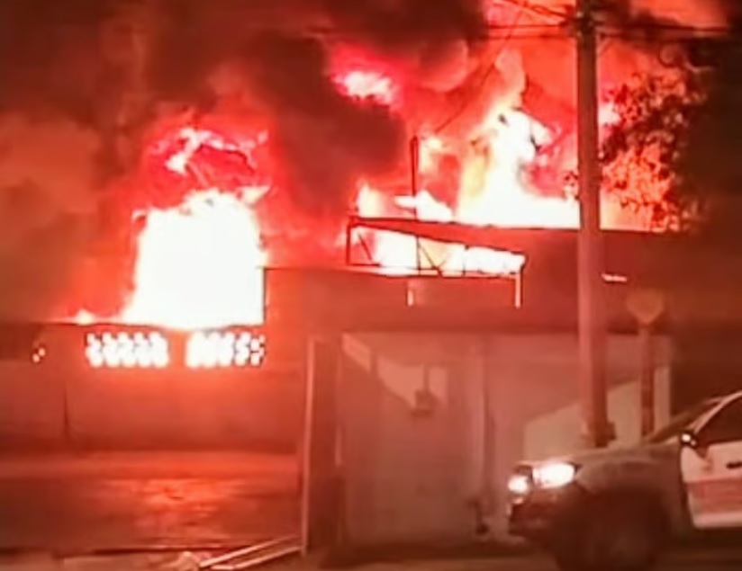Incendio arrasa con dos empresas en el Parque Industrial de Gómez Palacio