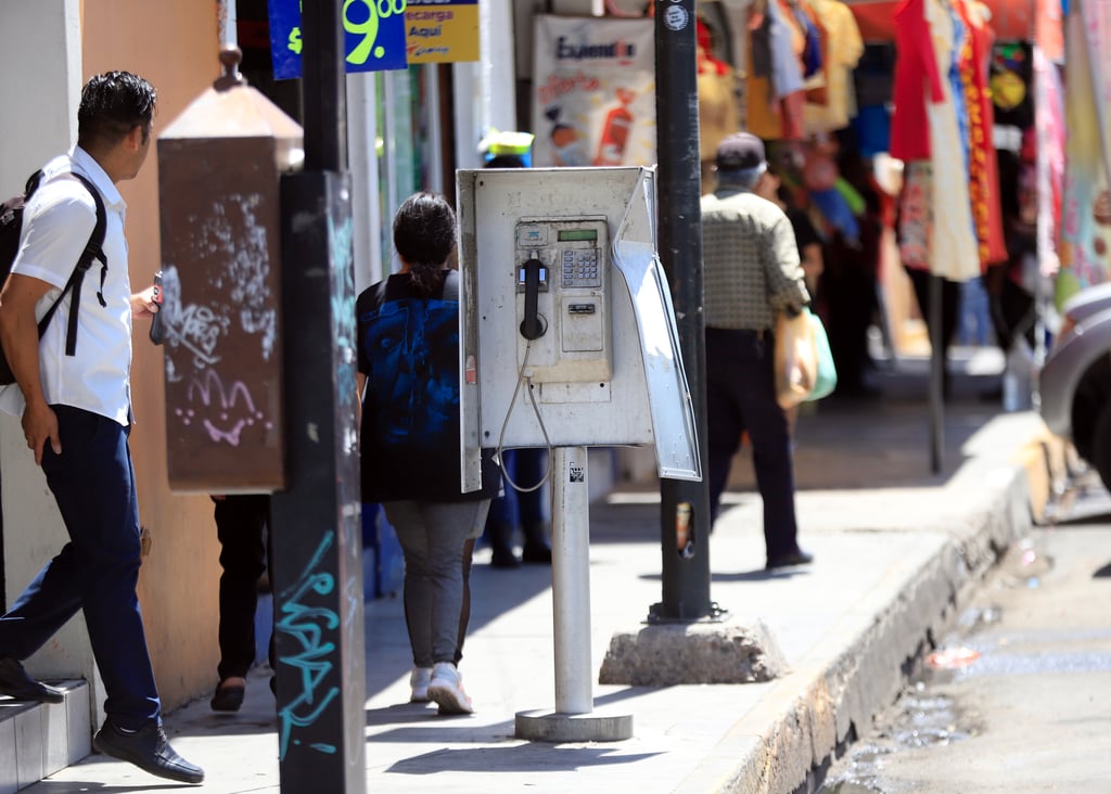 Casetas telefónicas, peligro al caminar para los transeúntes en Durango, denuncian