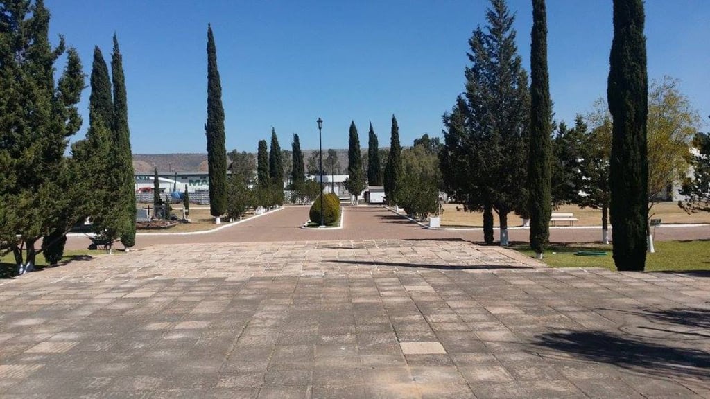 Servicios. Se mantienen activos en el cementerio Valle de los Sabinos, que opera la Dirección de Pensiones.