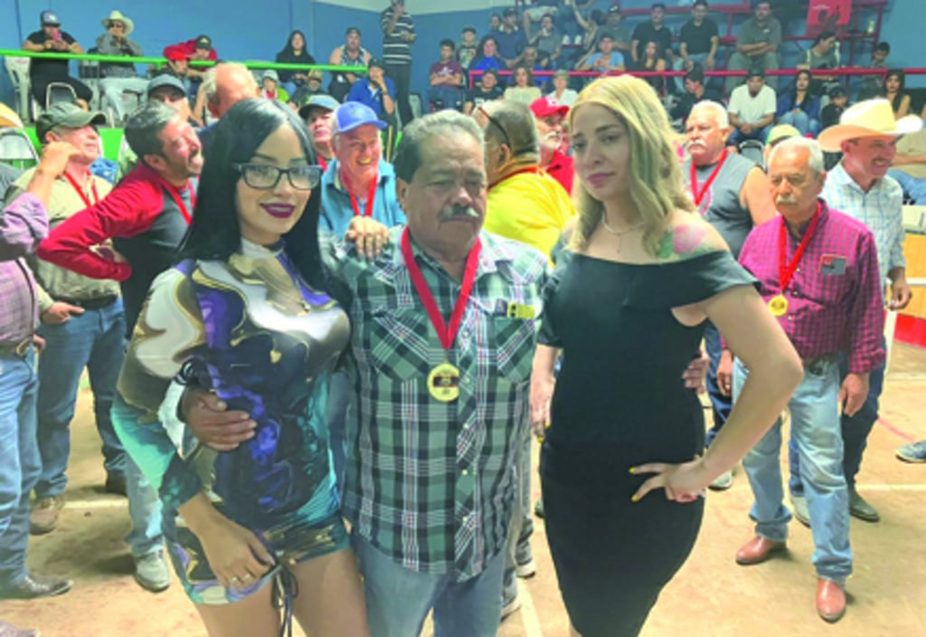 Reconocen trayectoria de galleros en el Ciprés