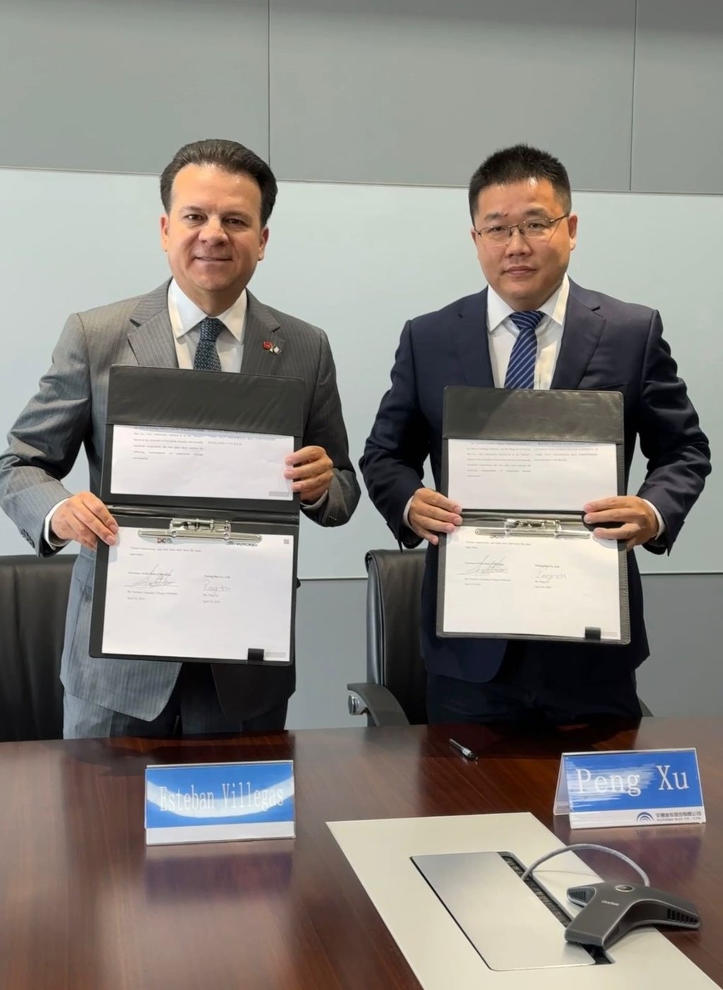 Documento. 'Firmamos una carta de entendimiento para la colaboración de oportunidades entre Yutong y Durango', reveló el Gobernador durante su gira por China.