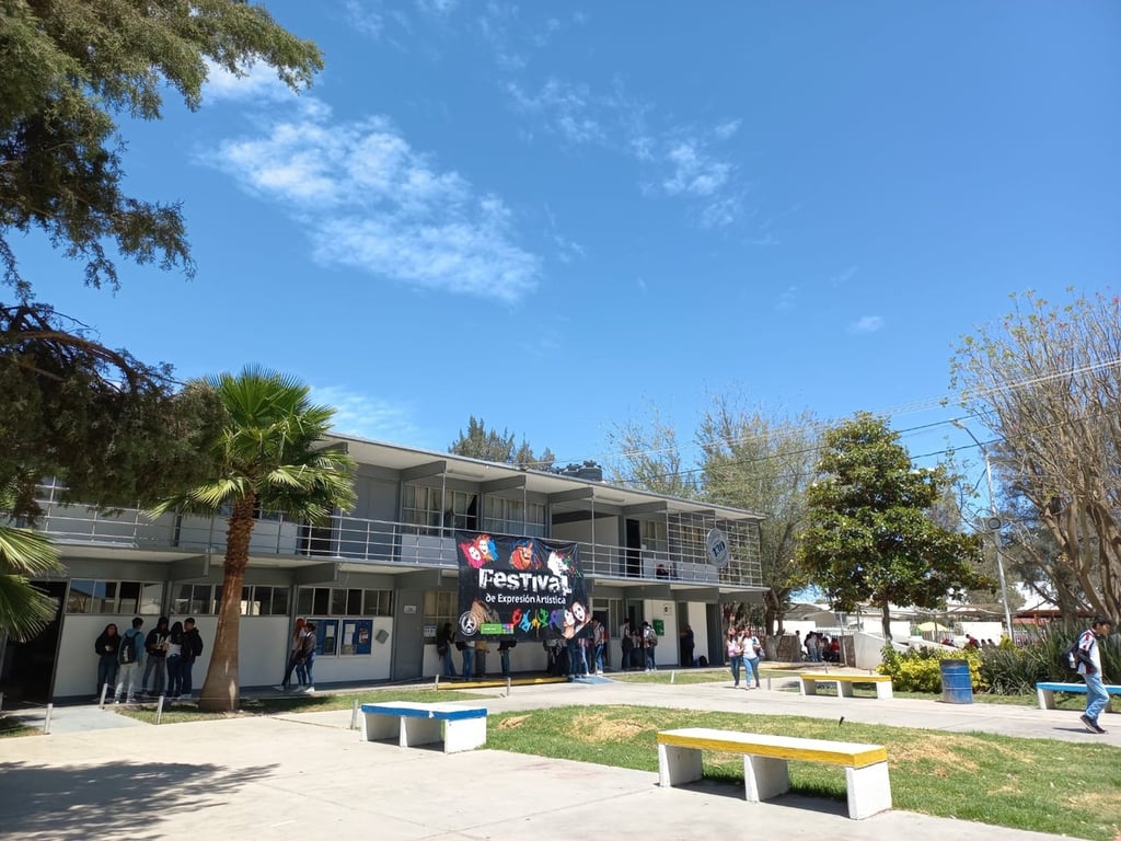 Respaldo. Estudiantes del CBTis 130 reciben apoyo de directivos y maestros para que no abandonen el plantel de Educación Media Superior.