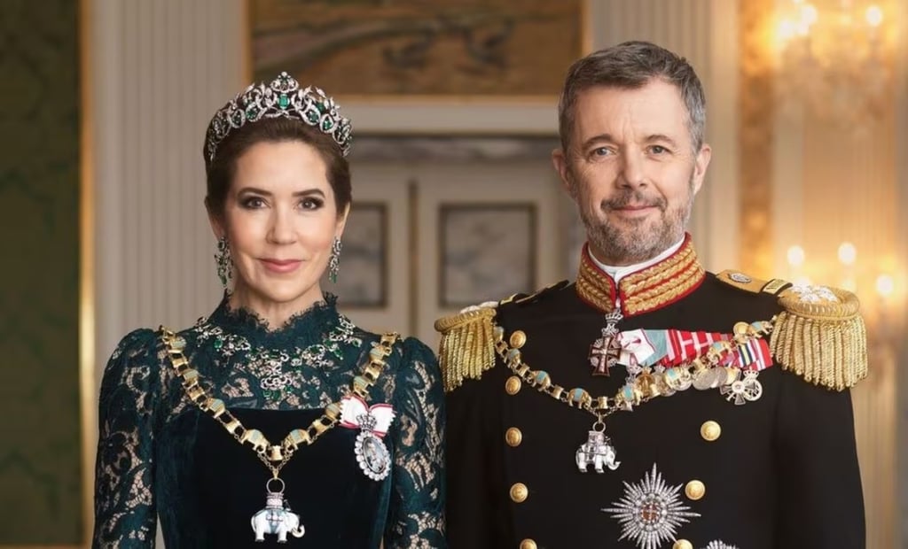 Regreso. Los reyes Federico y Mary lucieron joyas pertenecientes a la corona, un hecho inédito en ellos.