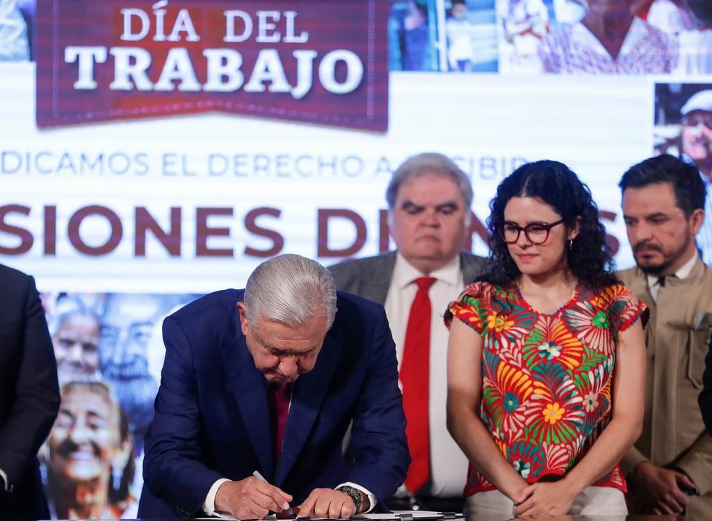 Firma López Obrador decreto que da vida al nuevo fondo de pensiones en México