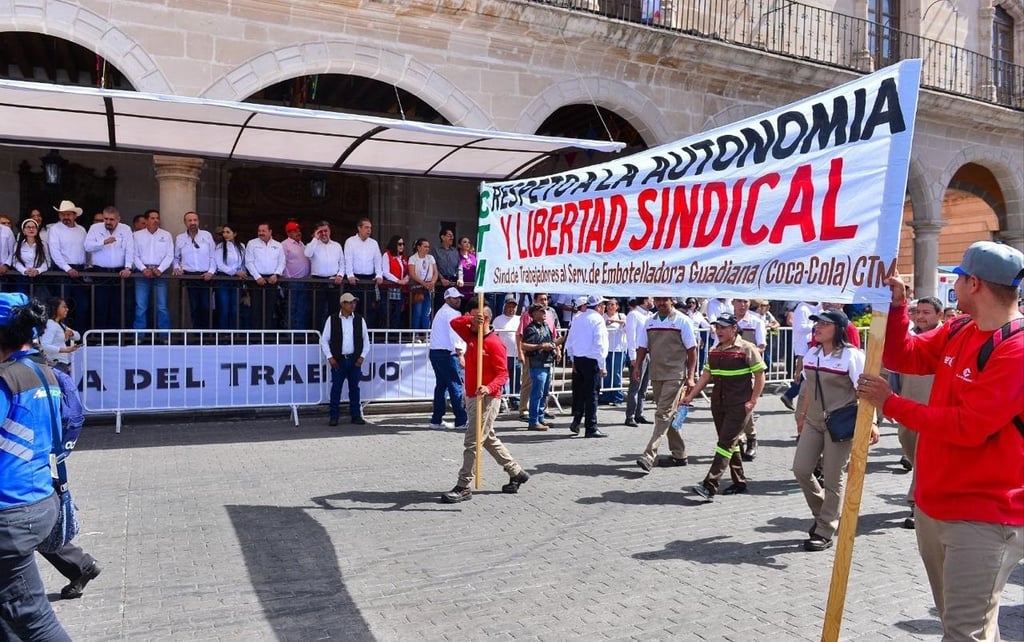 Contingentes. Desfilaron más de 5 mil trabajadores pertenecientes a diferentes sindicatos, como la CTM, CECyTED, SNTE, entre muchos otros.