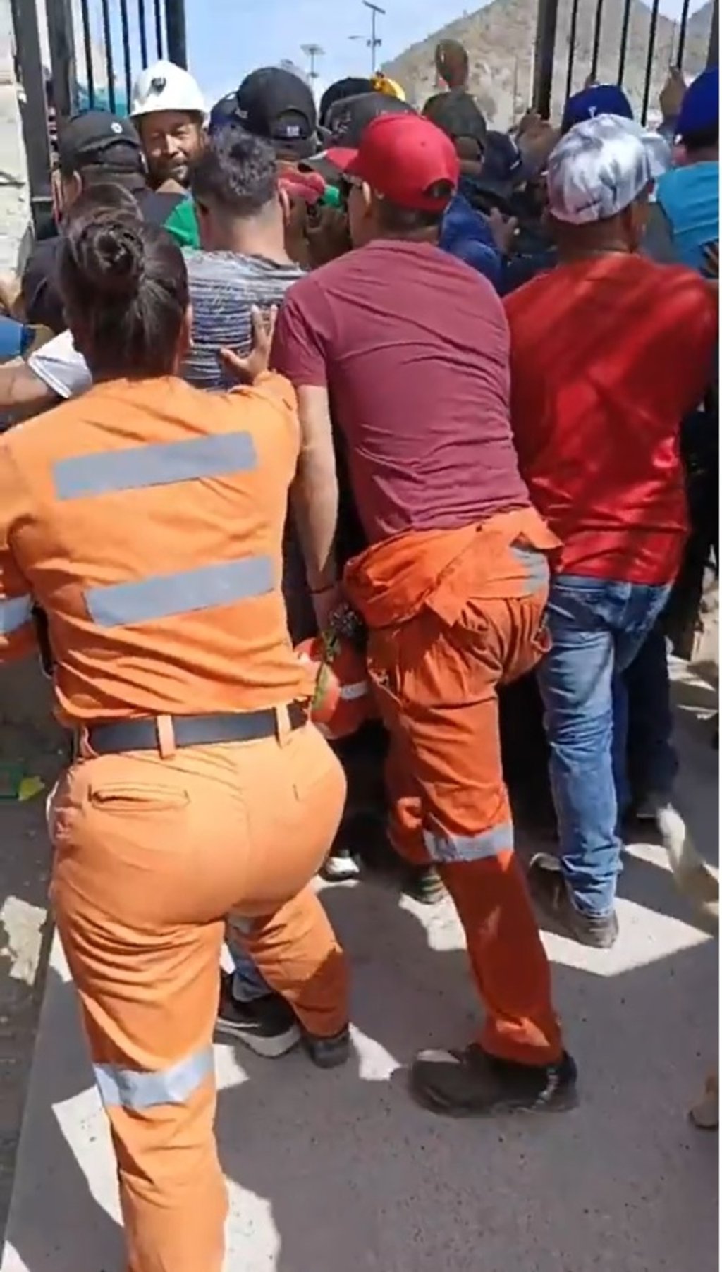 Forcejeo. El Sindicato Nacional Minero Metalúrgico quiso ingresar a la fuerza a la mina y reventar el paro, pero la resistencia de los trabajadores fue mayor y continúa el paro en la mina El Roble, propiedad de Peñoles.