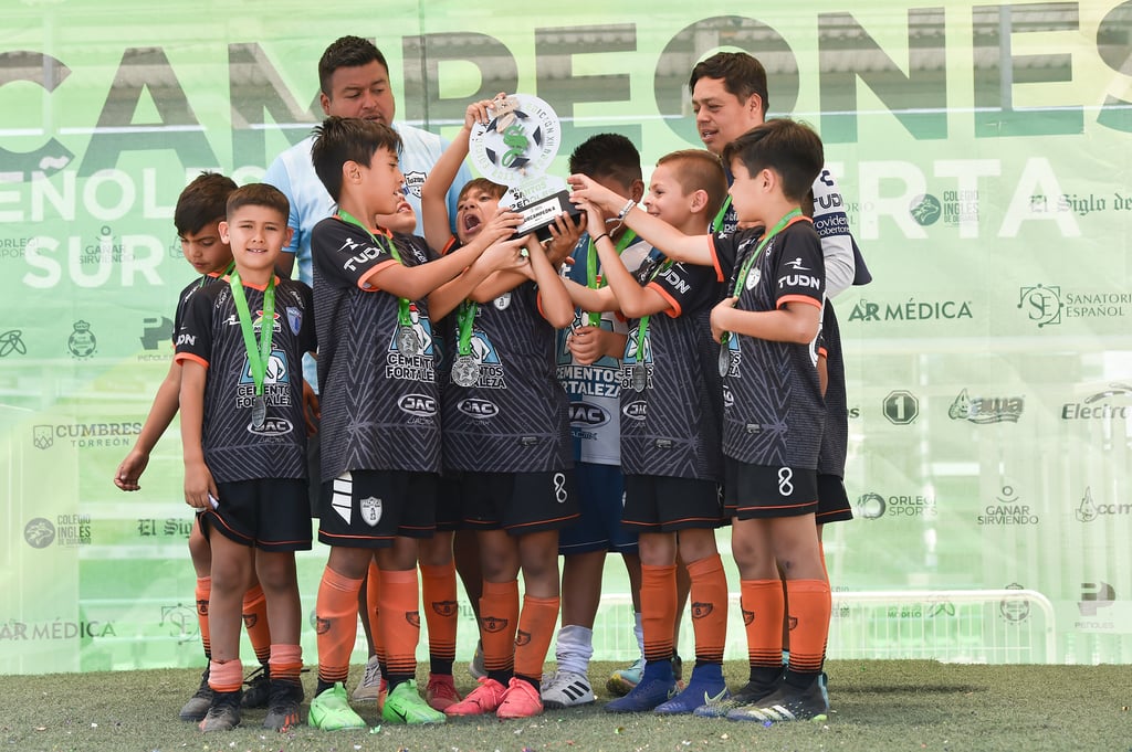 La obtención de un trofeo es la culminación de un trabajo arduo en los entrenamientos durante meses, el cual disfrutaron los jóvenes futbolistas (RAMÓN SOTOMAYOR)