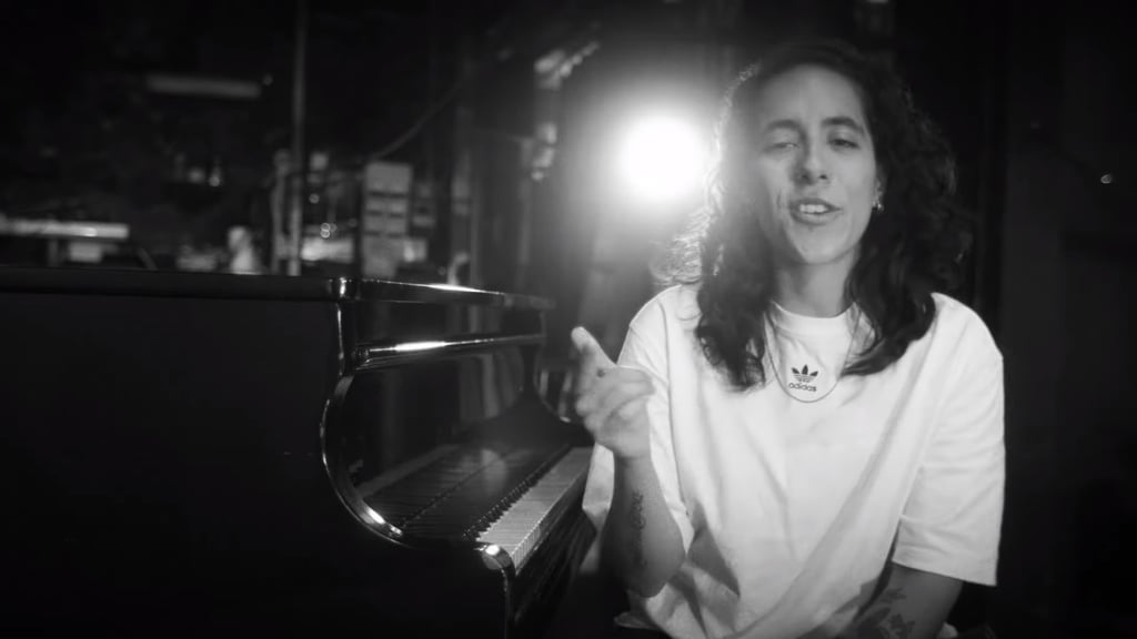 Carrera. En el 2020 estrenó su primer álbum 'La rebelión de las rosas'; los dos años posteriores realizó más de 15 sencillos y colaboraciones con distintos artistas.