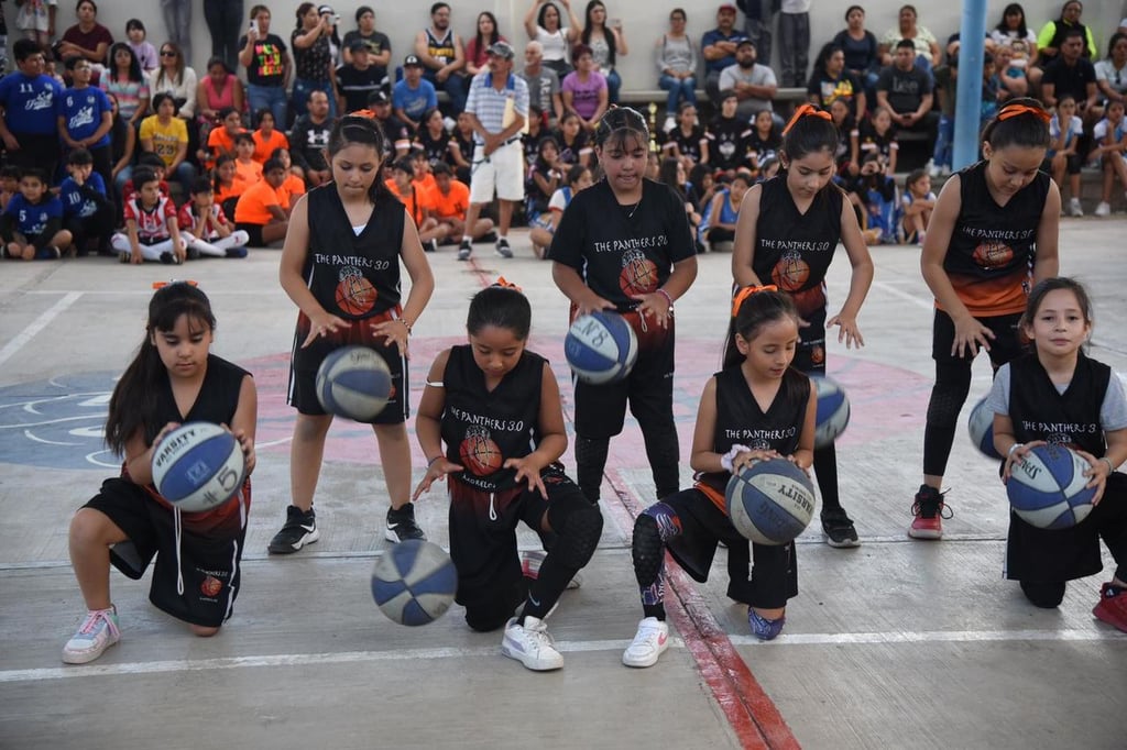 Ventaja. Es necesario practicar deportes en la Educación Básica, ya que ayuda mucho al desarrollo de la persona.