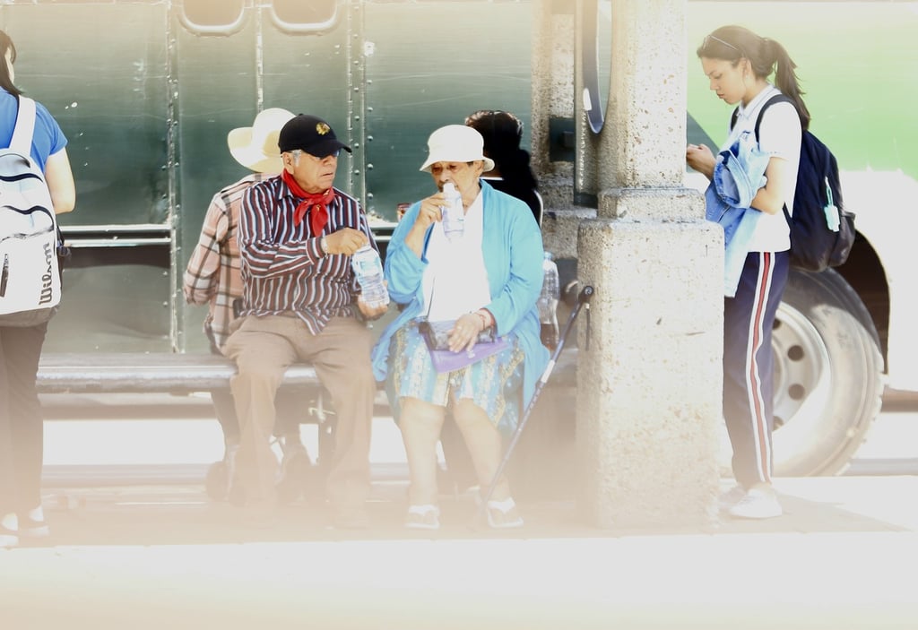 Protección. Para prevenir problemas con altas temperaturas, es necesario mantenerse hidratado.