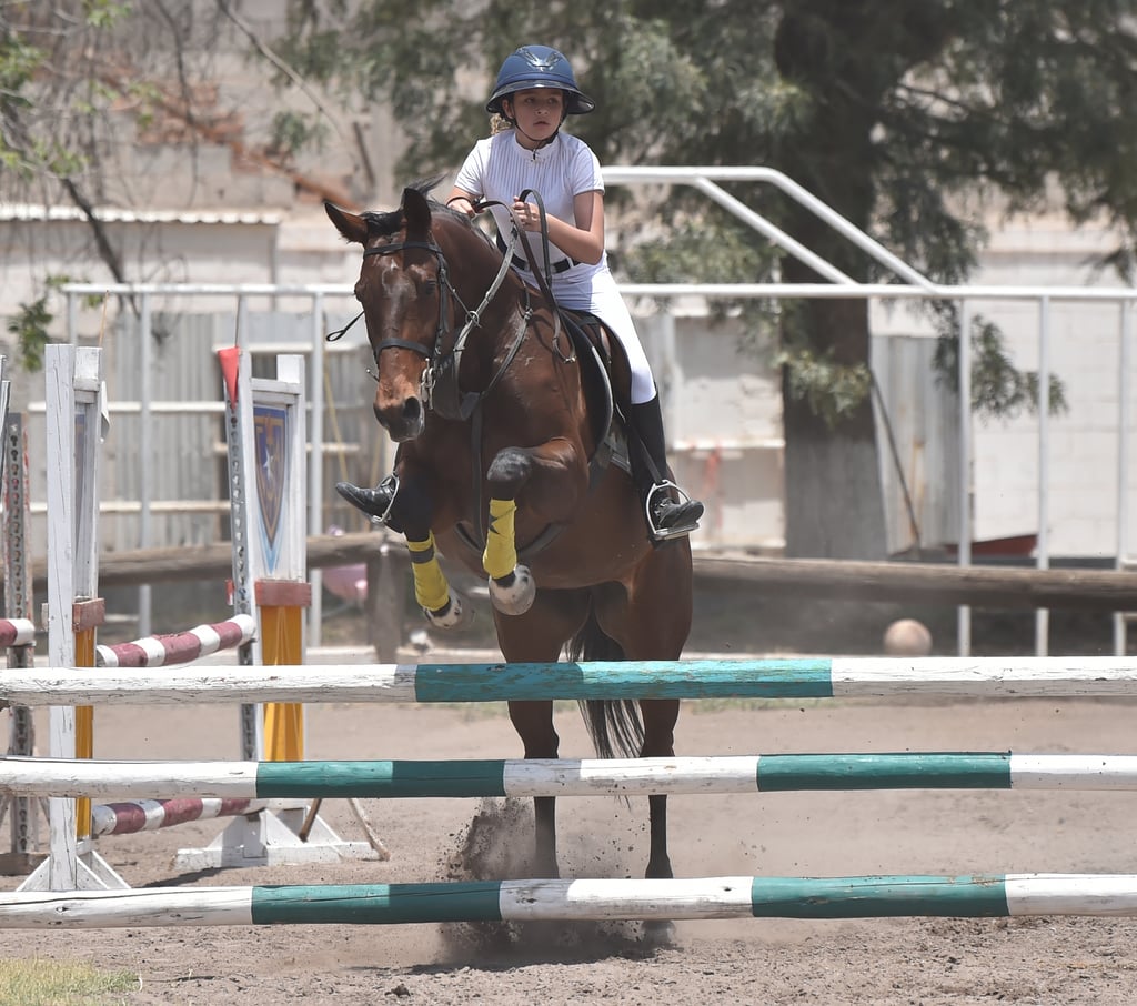 Festejan Día del Niño con concurso de salto ecuestre