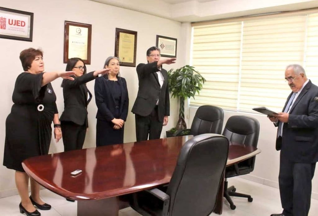 El rector de la UJED tomó protesta a los nuevos funcionarios que integran el cuerpo directivo de la Facultad de Medicina y Nutrición. 