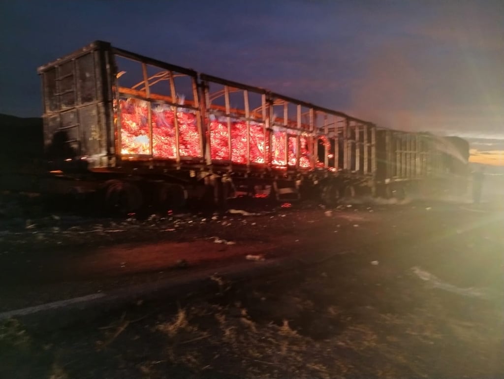 Un hombre sin vida y un camión quemado en accidente sobre la Durango-Gómez Palacio