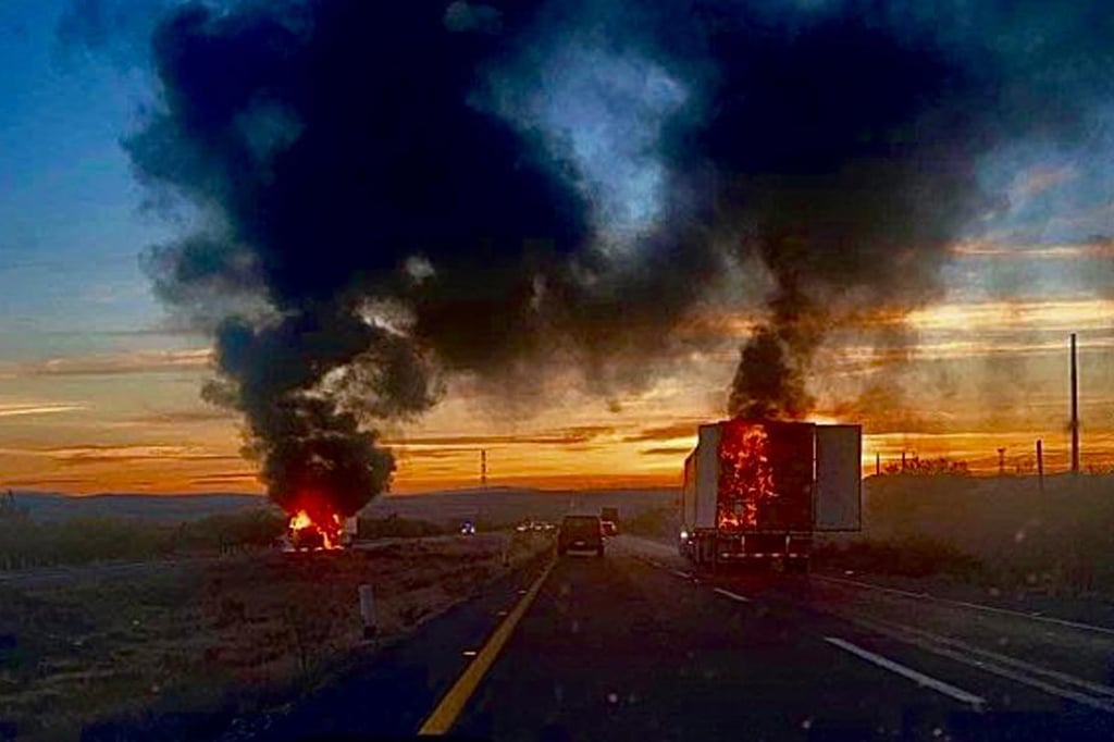 Incendio. Quedó totalmente consumido el camión de un empresario duranguense. 