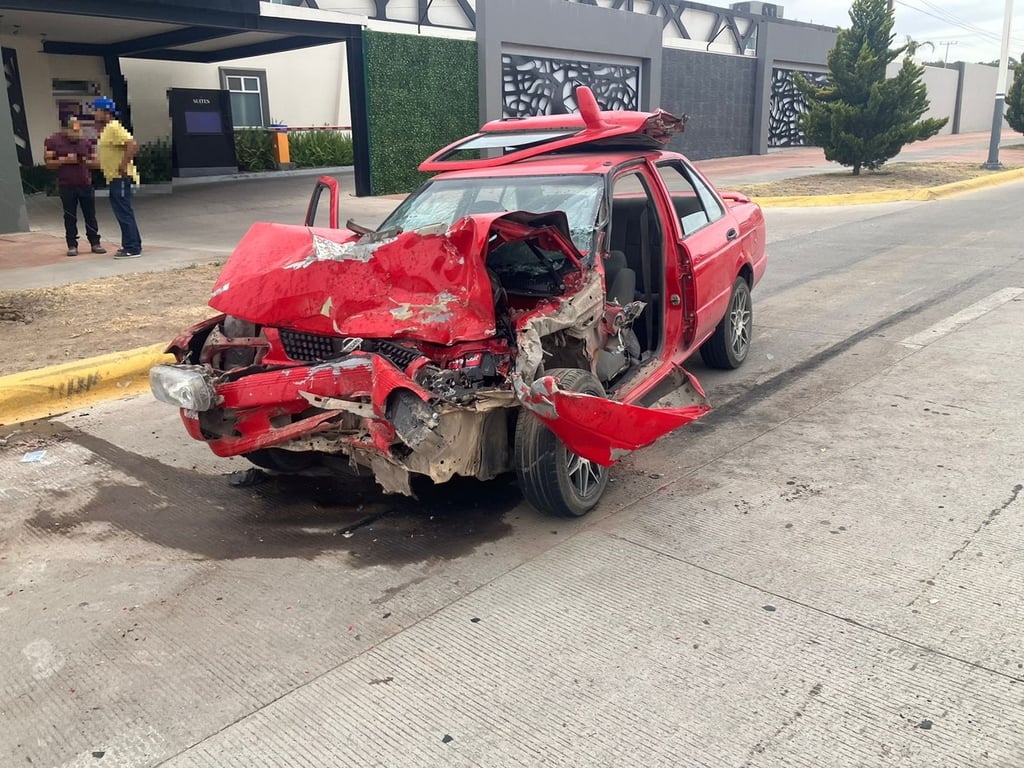 Hombre terminó prensado al chocar por alcance contra un Jeep