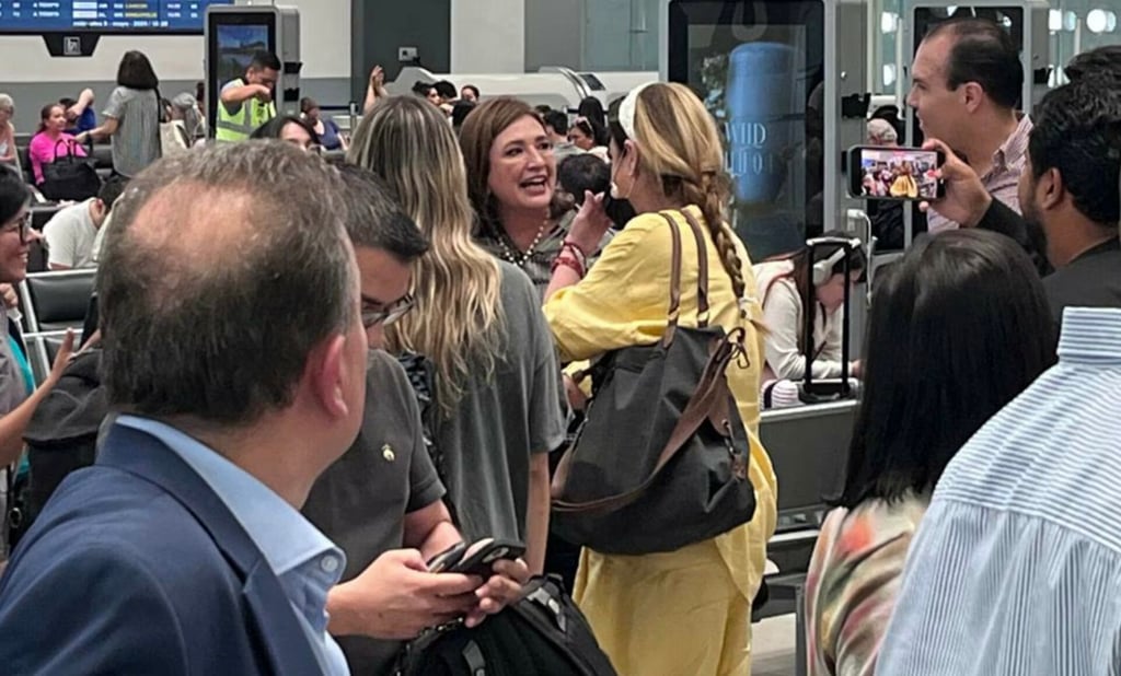 Se encuentra Xóchitl Gálvez con Flans en el AICM; bailan juntas 'Las mil y una noches'