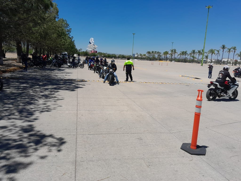 Ofrecen educación vial gratuita a motociclistas de Durango