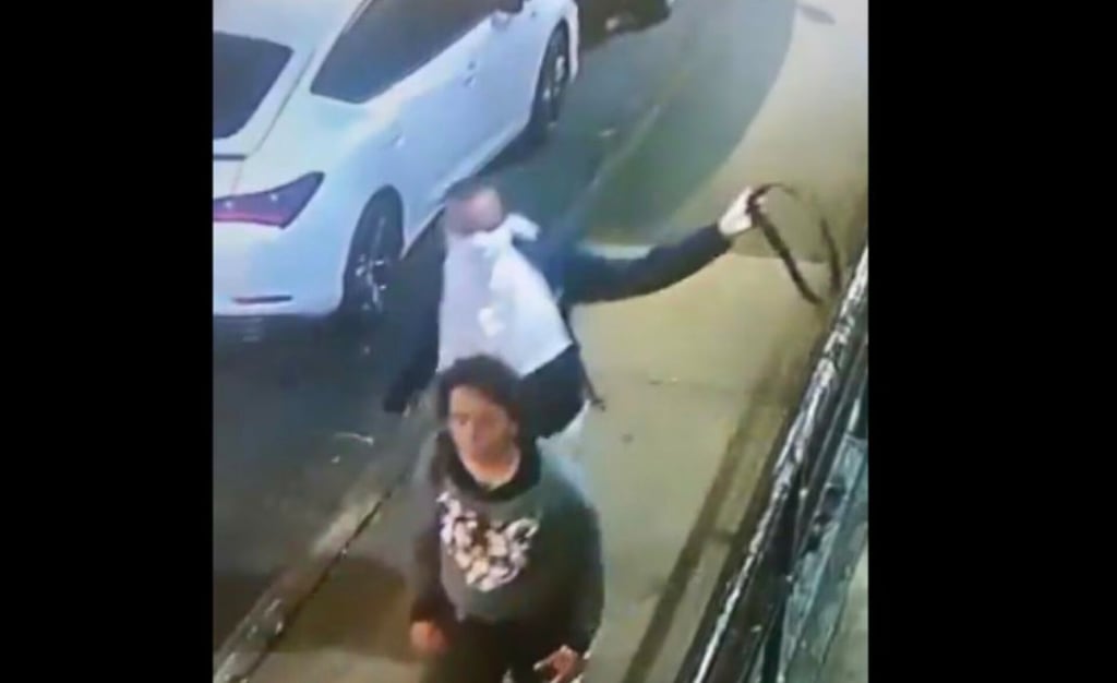 Hombre ahorca a una mujer con su cinturón, antes de abusar de ella