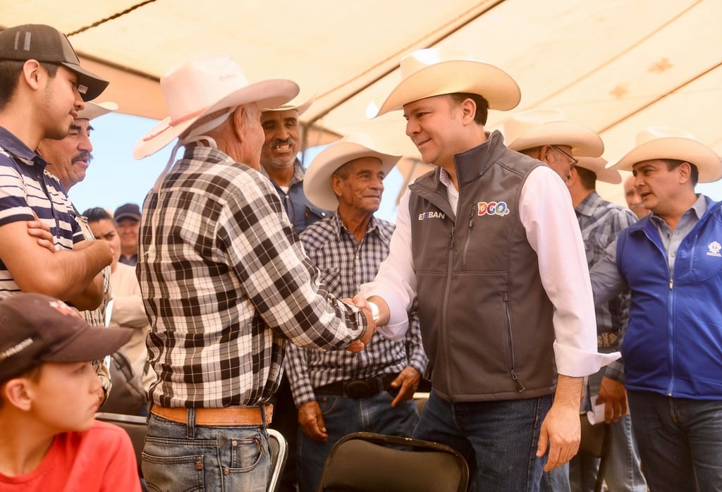 Respaldo. El gobernador Esteban Villegas, acompañado por el alcalde Antonio Ochoa, continúa llevando apoyos a las familias del medio rural que viven de lo que produce el campo. 