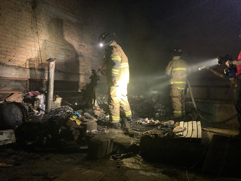 Bomberos sofocan incendio de basura en el barrio de Tierra Blanco