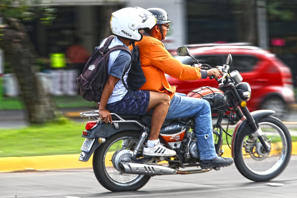 Obligación. Todos los motociclistas deben portar su casco, de acuerdo con el reglamento.
