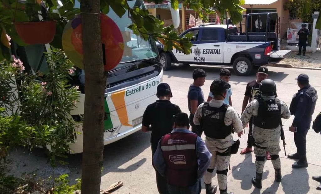 Balean en Oaxaca autobús que transportaba a normalistas de Ayotzinapa; conductor recibió impacto