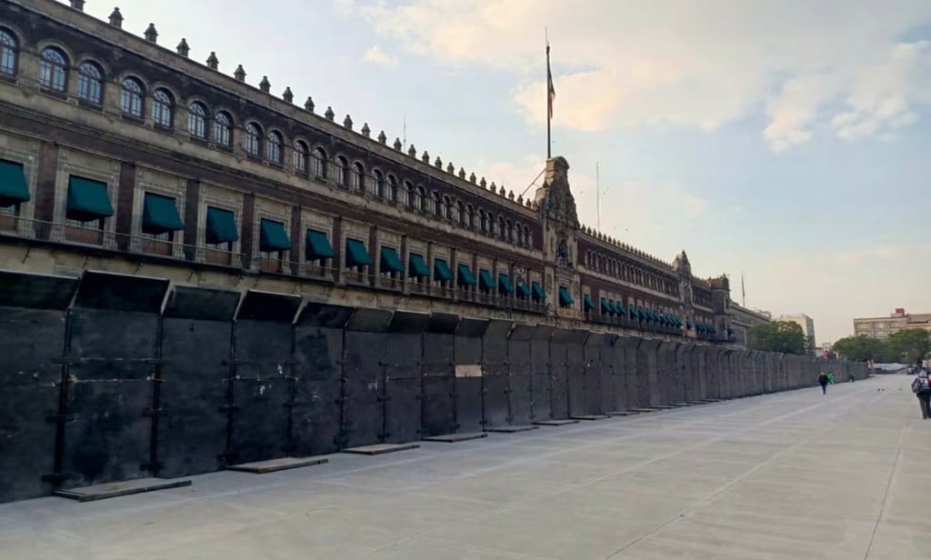 Vallas afuera de Palacio Nacional fueron instaladas para prevenir y no caer en la trampa de la violencia: AMLO