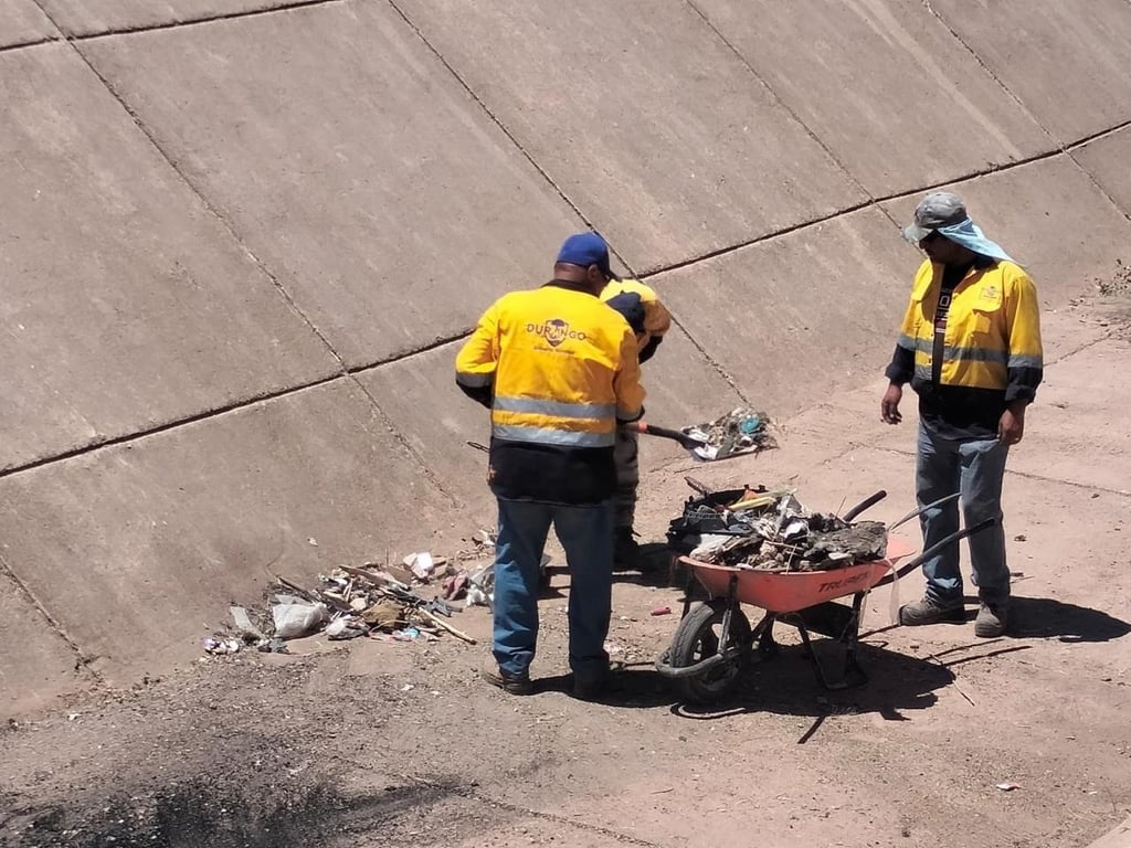 Misión. Trabajadores de Servicios Públicos Municipales se abocan a la limpieza de canales y arroyos.