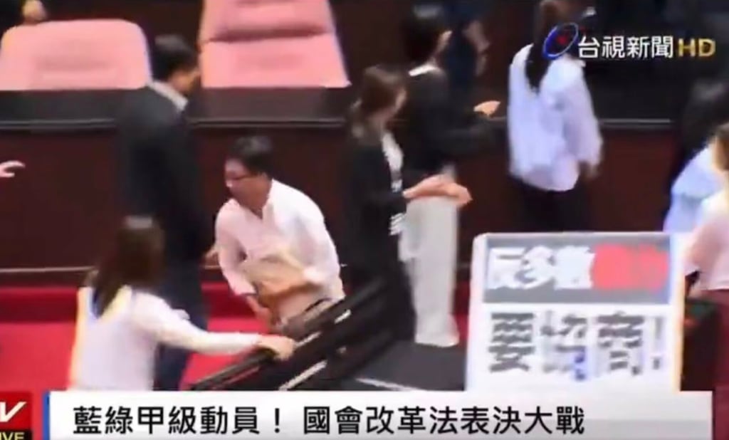 Legisladores del oficialismo y la oposición en Taiwán se agarran a golpes en plena sesión