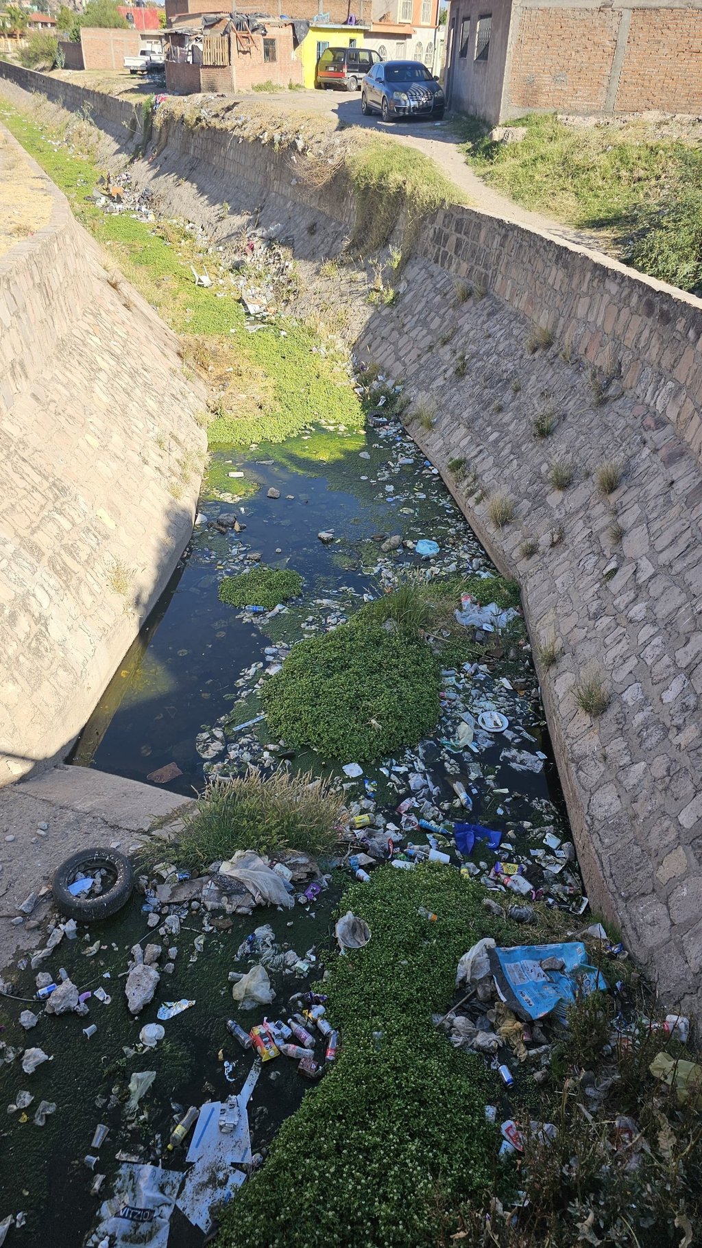 Operativo. Las autoridades municipales iniciaron la semana pasada con la limpieza de los canales y arroyos, previo a la temporada de lluvias, para evitar inundaciones.