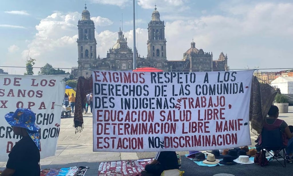 Pues no se van;  CNTE mantiene plantón en el Zócalo pese a acuerdo por marcha de la ‘Marea Rosa’