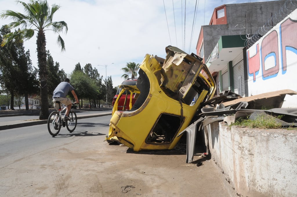 Permisos. Tampoco pueden tener chatarra y vehículos afuera.