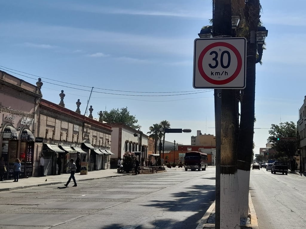 Señalamientos. Por bulevares y avenidas principales, se puede ver señalética indicando el límite de velocidad.
