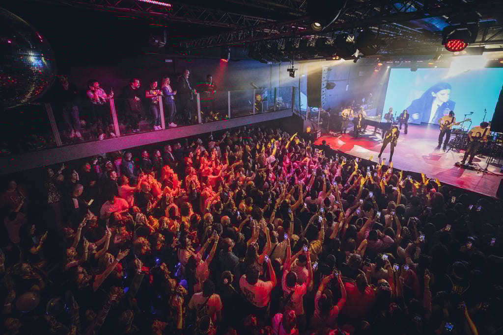 Laura Pausini celebra con fans