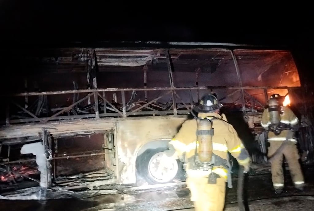 Se incendia camión de pasajeros rumbo a Héroes de Nacozari