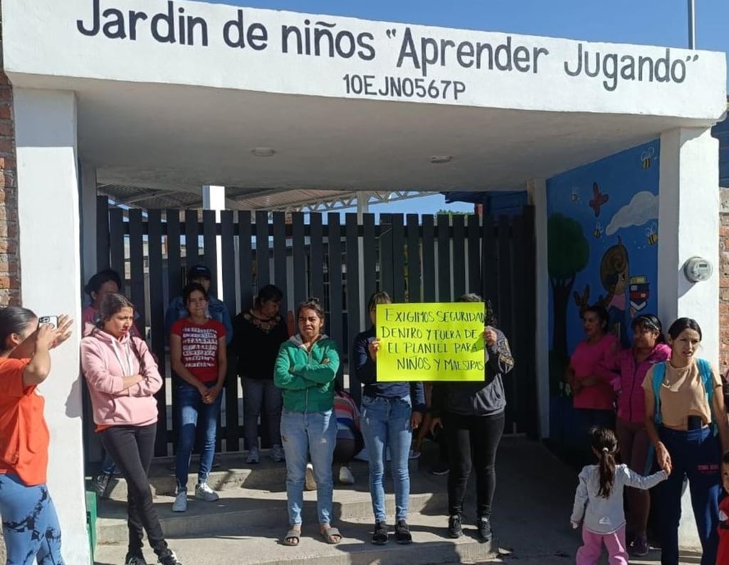 Petición. Las mamás del preescolar piden a las autoridades mayor vigilancia en la zona y detener a quien amenazó a las maestras.