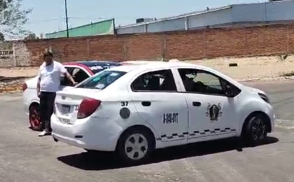 Par de taxistas chocaron en la colonia J. Guadalupe Rodríguez
