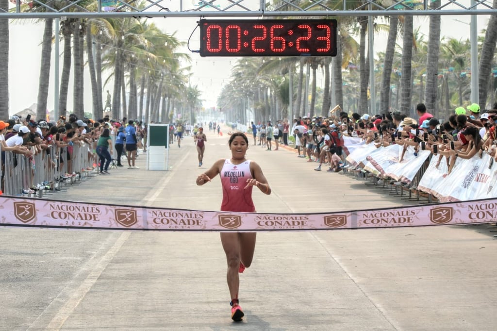 Duranguense Natalia Medellín gana oro en Triatlón por parte de los JNC2024
