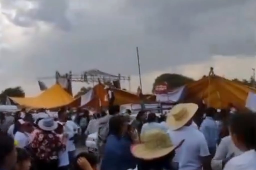 VIDEO: Ahora en Edomex; lona cae sobre asistentes durante campaña de candidato de Morena