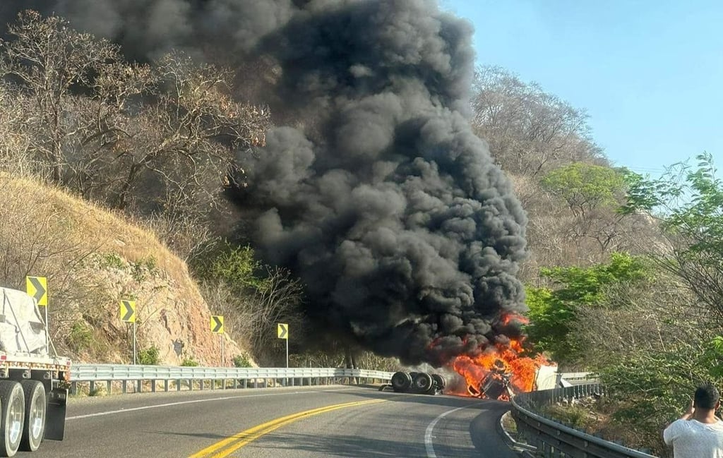 Tráiler se quedó sin frenos e impactó una patrulla de la GN en la 'Súper' Durango-Mazatlán