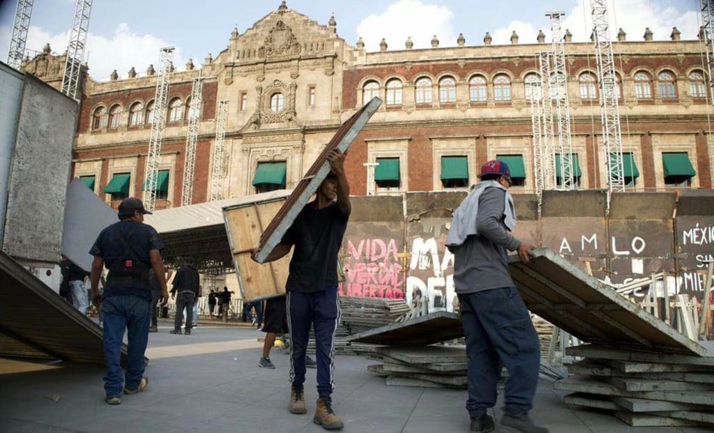 Trabajadores quitan vallas de Palacio Nacional por cierre de campaña de Claudia Sheinbaum